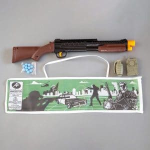 تفنگ، گلوله، نارنجک و بی‌سیم همراه با جعبه‌ی آن