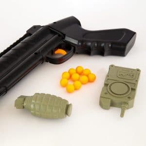 تفنگ اسباب بازی همراه با لوازم جانبی از زاویه‌ی بالا