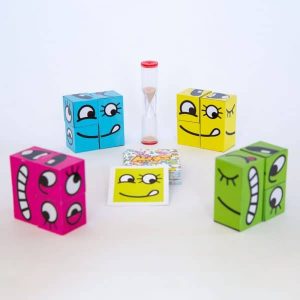 کارت ها و مکعب های بازی از زاویه‌ی پایین