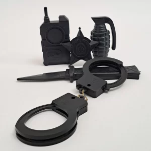 دستبند، چاقو، نارنجک، بیسیم و نشان پلیس اسباب بازی